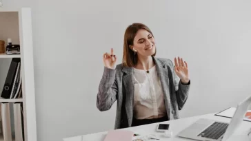 Equilíbrio Emocional no Trabalho: Desvendando o Papel Vital das Emoções e Lideranças